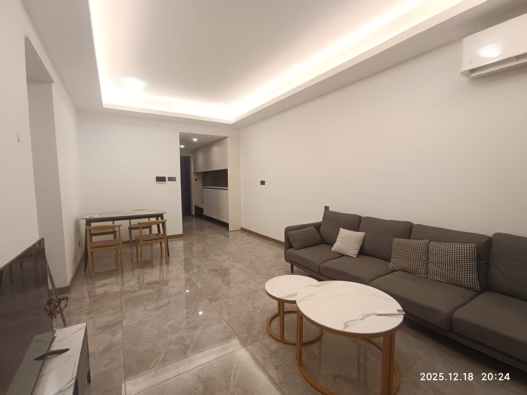 全新大四房出租，适合全家老小居住，清漆一色家具